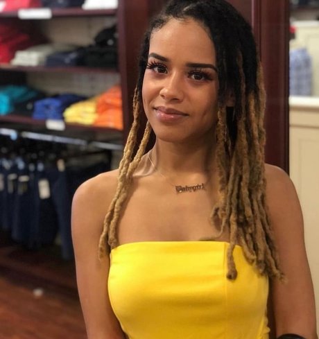 Nacktes geleaktes OnlyFans-Foto von Ava Grey