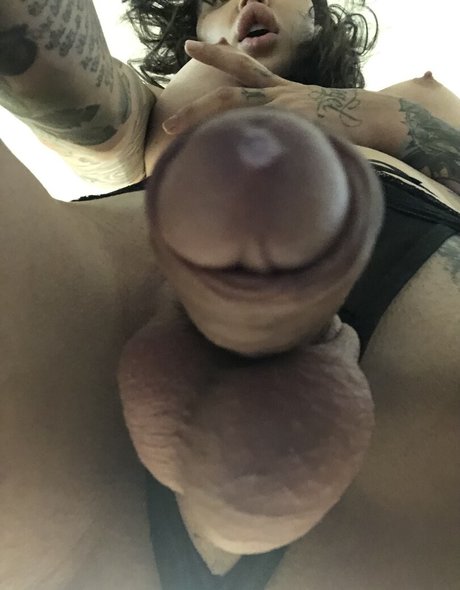 Naakte gelekte OnlyFans-foto van Ts Emy Lee