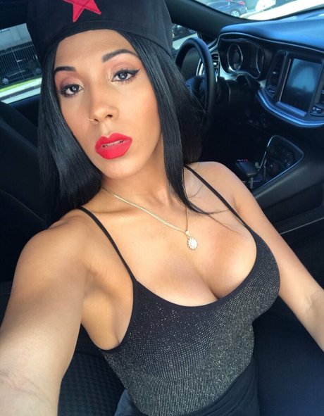 Naken lekkede OnlyFans-bilde av Jenn Morel