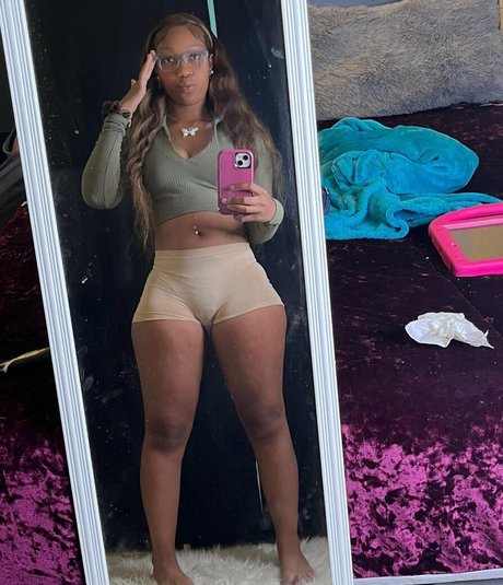 Naakte gelekte OnlyFans-foto van Nicoleniyah