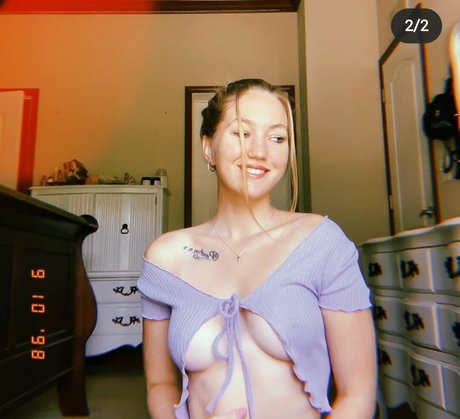 Naken lekkede OnlyFans-bilde av Youronlyabsinthe