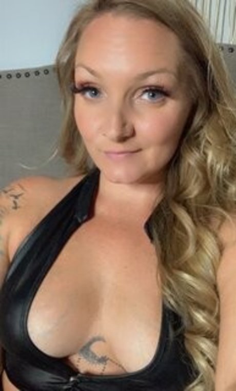 Nahá fotka uniklých OnlyFans od Emberjayne