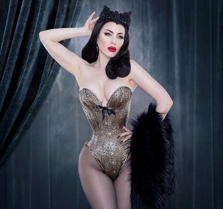 Alasti lekkinud OnlyFans-i pilt Threnody In Velvet