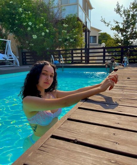 Nahá fotka uniklých OnlyFans od Emilycos