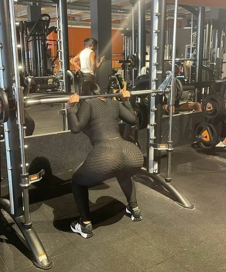 Обнаженная фотография утечки OnlyFans от Nadinedjelassi