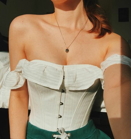 Alasti lekkinud OnlyFans-i pilt Seen Ellbats