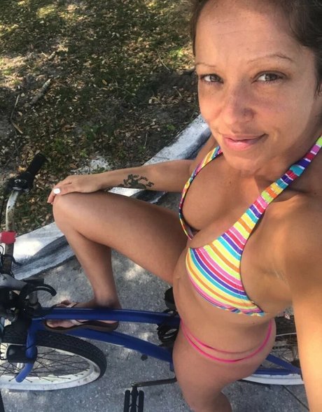 Naken lekkede OnlyFans-bilde av Holisticstripperchef