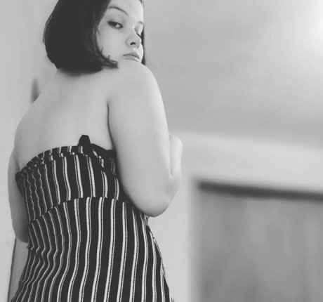 Foto di nudo di fuga di OnlyFans di Croline Cpelri