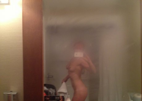 Nacktes geleaktes OnlyFans-Foto von Emily Begin