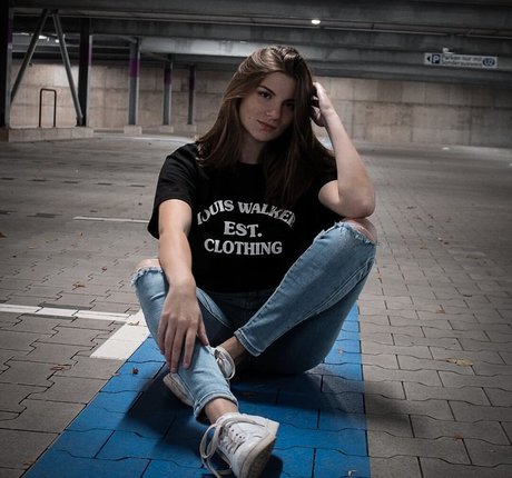 Naakte gelekte OnlyFans-foto van Jasmin Lutke