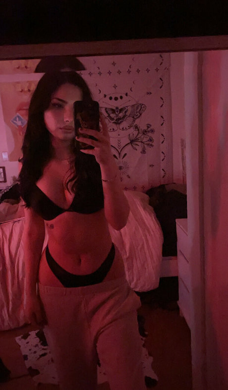 Alasti lekkinud OnlyFans-i pilt Egirlmac