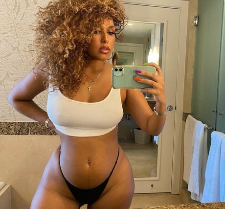 Foto di nudo di fuga di OnlyFans di Aisha Thalia
