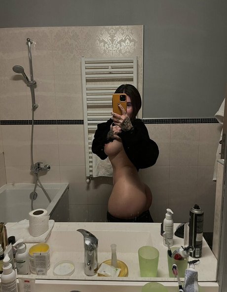 Naakte gelekte OnlyFans-foto van Ioanamocanu