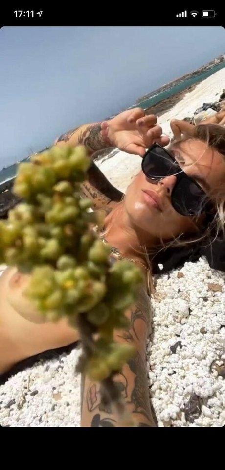 Alasti lekkinud OnlyFans-i pilt Panikotta