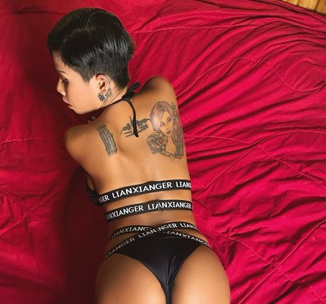 Nahá fotka uniklých OnlyFans od Shuggatrix