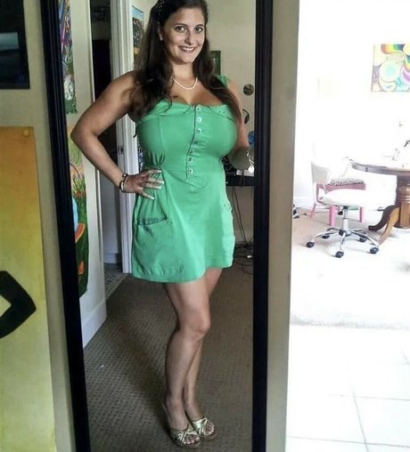 Naken läckt OnlyFans-bild av Avery Millah