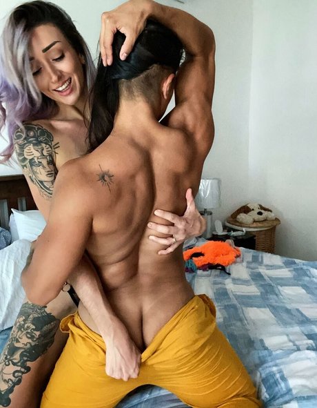 Naken läckt OnlyFans-bild av Elikfitcouplegirls