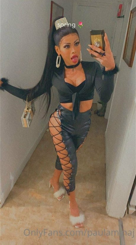 Naken läckt OnlyFans-bild av Paulaminaj