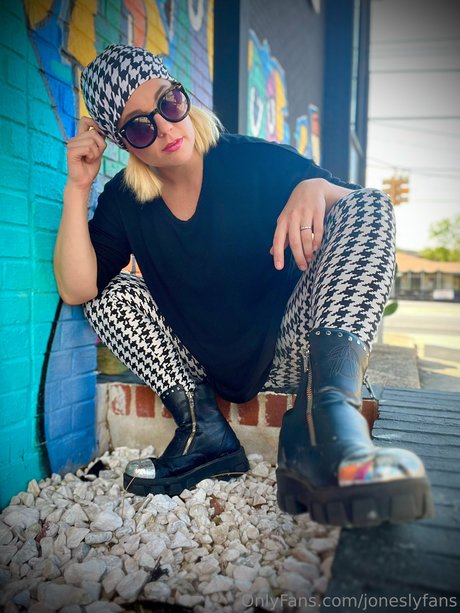 Naken lekkede OnlyFans-bilde av Lindsay Jones