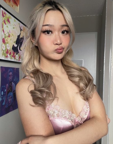 Nacktes geleaktes OnlyFans-Foto von Aznbarbiegf Smuttygf Miseksy