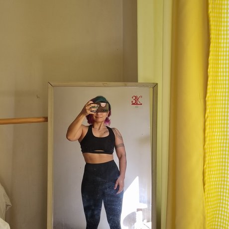 Naken lekkede OnlyFans-bilde av Nyaaati