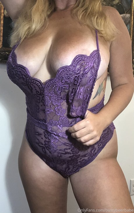 Foto desnuda filtrada de OnlyFans de Busty