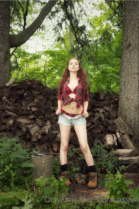 Naakte gelekte OnlyFans-foto van Clara Cosmia