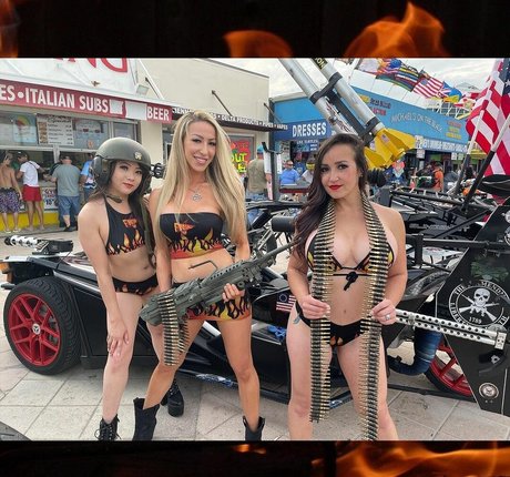 Naakte gelekte OnlyFans-foto van Nickie Lee