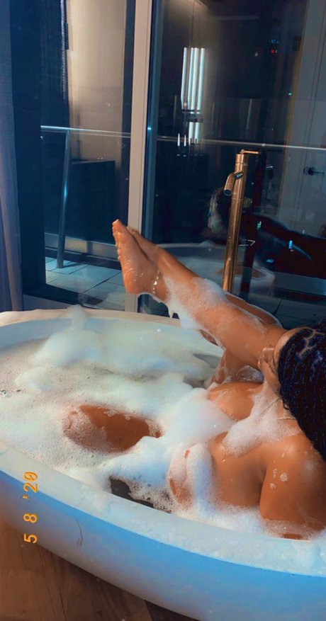 Naken lekkede OnlyFans-bilde av Beatrixx