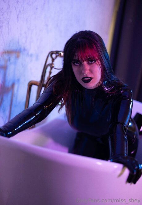 Naken lekkede OnlyFans-bilde av Miss Shey