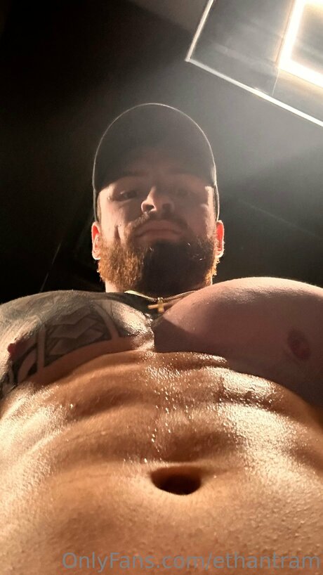 Alasti lekkinud OnlyFans-i pilt Bigdaddygrif
