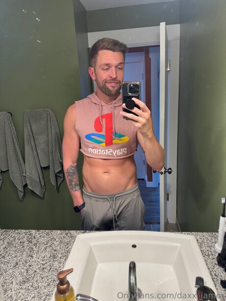 Naakte gelekte OnlyFans-foto van Daxx James