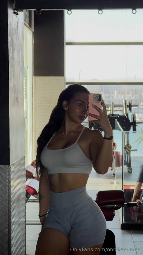 Naakte gelekte OnlyFans-foto van Onnikacurves