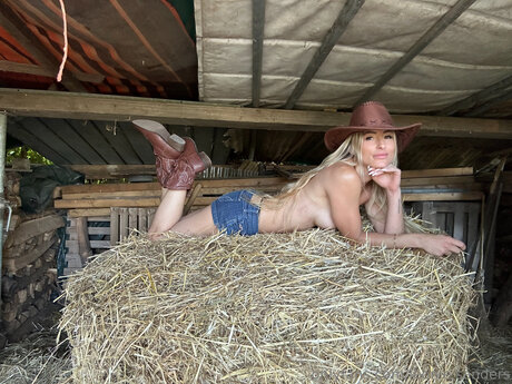 Naken lekkede OnlyFans-bilde av Leonie Sanders