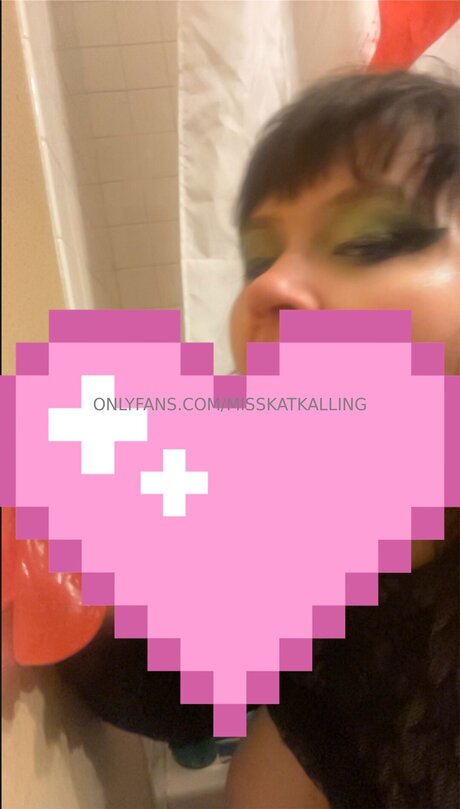 Naakte gelekte OnlyFans-foto van Misskatkalling