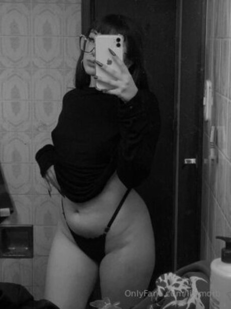 Naakte gelekte OnlyFans-foto van Lilymorb