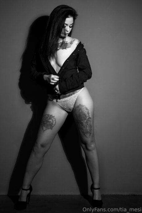 Обнаженная фотография утечки OnlyFans от Tia Mesi
