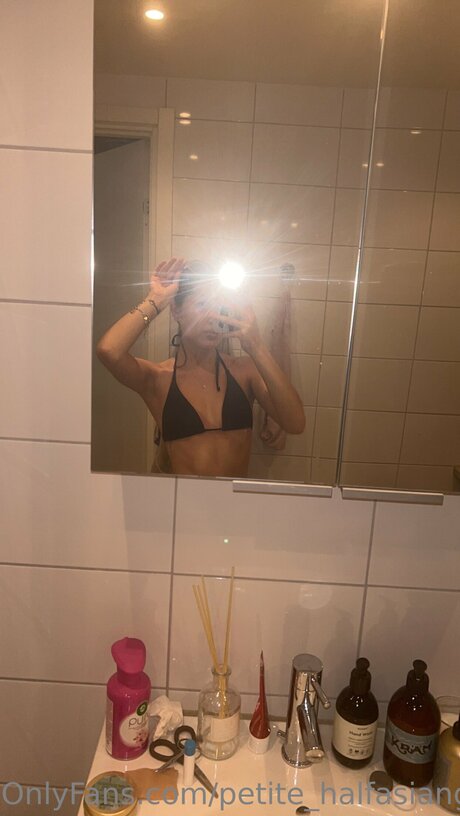 Naken lekkede OnlyFans-bilde av Petite Halfasiangirl