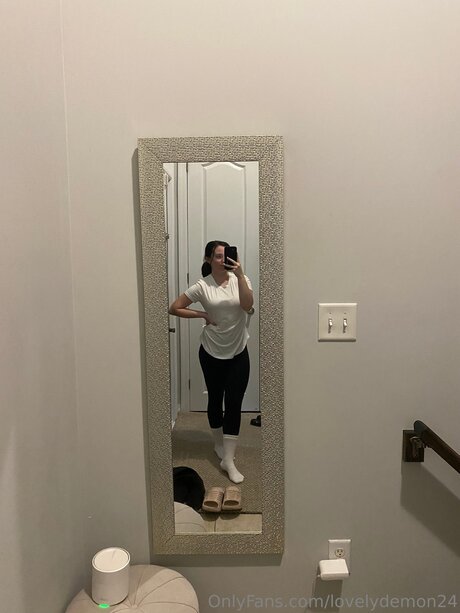 Naken lekkede OnlyFans-bilde av Lovelydemon24