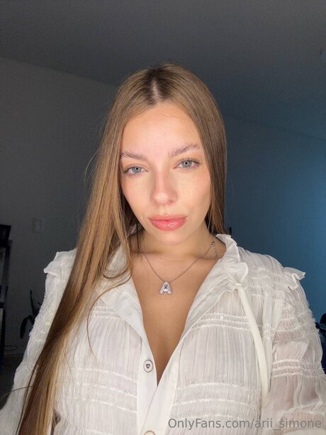 Обнаженная фотография утечки OnlyFans от Arii Simone