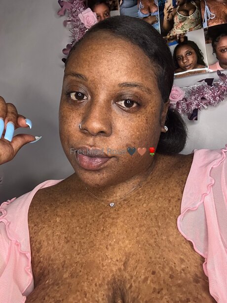 Naken lekkede OnlyFans-bilde av Freckledfantasy5