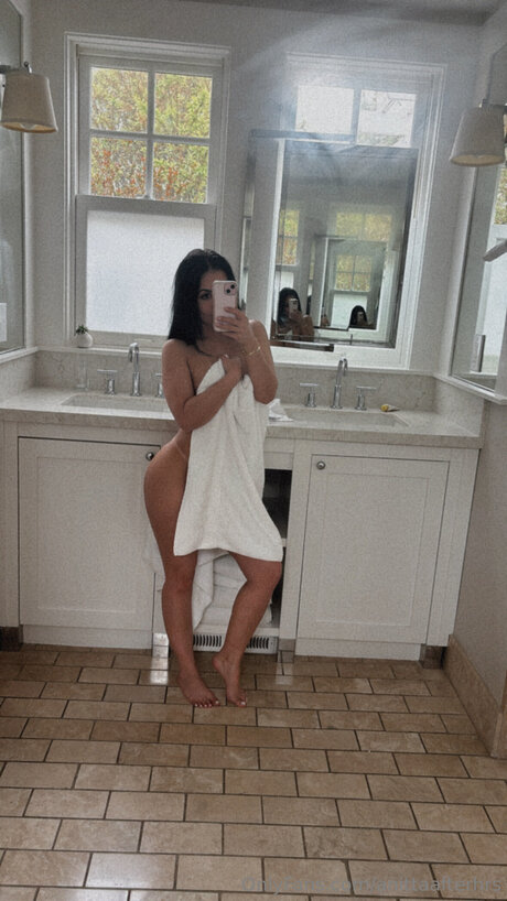 Alasti lekkinud OnlyFans-i pilt Anittaafterhrs