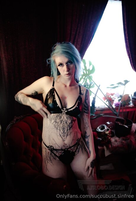 Nacktes geleaktes OnlyFans-Foto von Succubust Sinfree