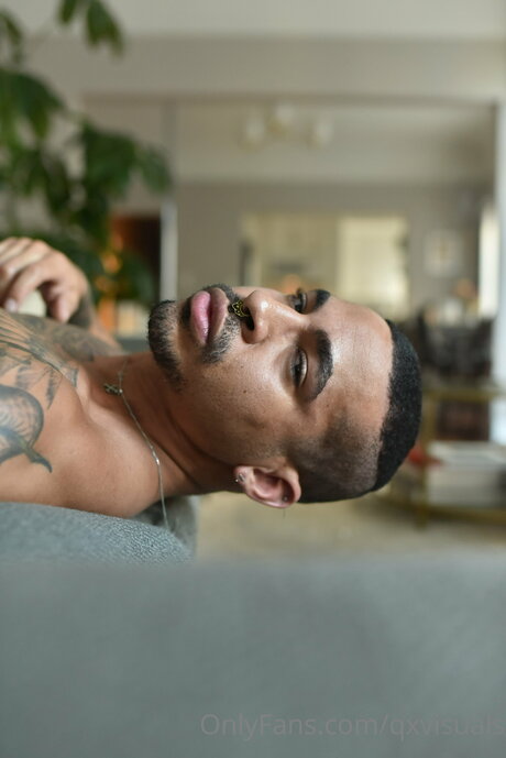 Naakte gelekte OnlyFans-foto van Qxvisuals