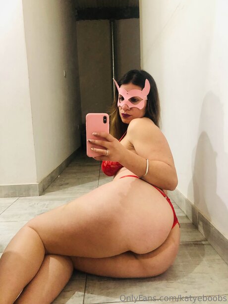 Nahá fotka uniklých OnlyFans od Katyeboobs