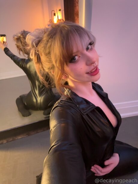 Обнаженная фотография утечки OnlyFans от Decayingpeach
