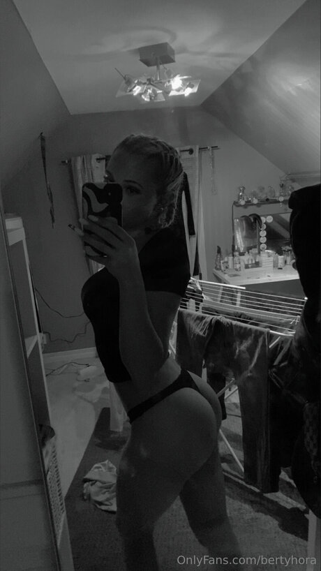 Alasti lekkinud OnlyFans-i pilt Bertyhora