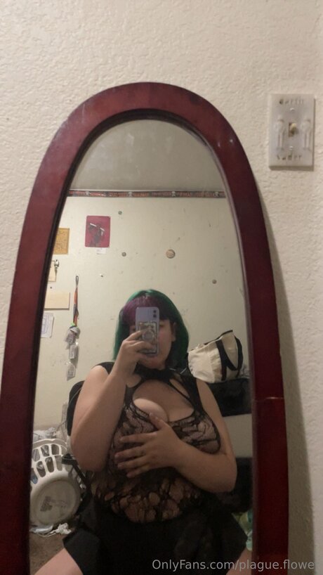 Naken lekkede OnlyFans-bilde av Plague Flower