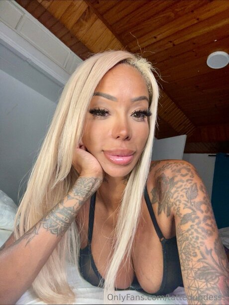 Foto desnuda filtrada de OnlyFans de Desiwiththetatts