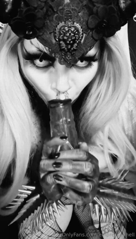 Naken lekkede OnlyFans-bilde av Empressovhell